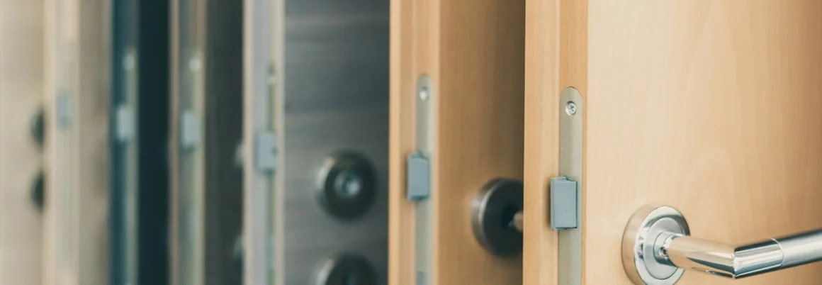 Nahaufnahme von mehreren Holztüren mit Türgriffen.